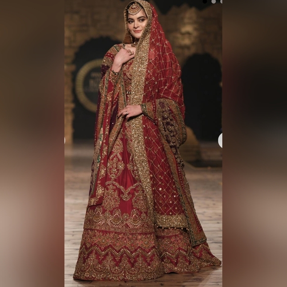 Uroos E Khaas By Aisha Imran -Red and Gold Bridal Lehenga- Pakistani & Indian - Picture 10 of 11